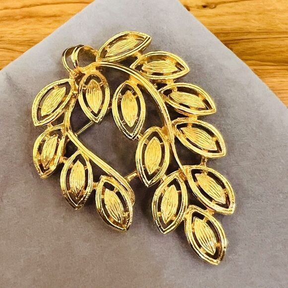 Vintage Napier Brooch Gold Tone Abstract Leaf Leaves Brushed Textured Pin 4137 - Picture 1 of 8